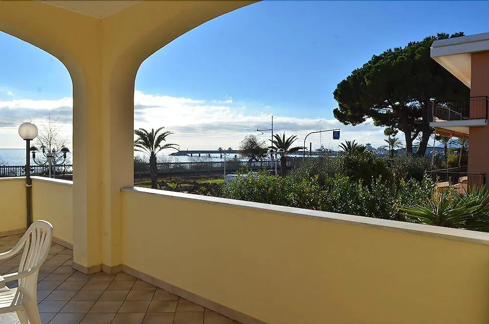 Residence Villa Carmen Fronte Mare A 50 Mt Pietra Ligure