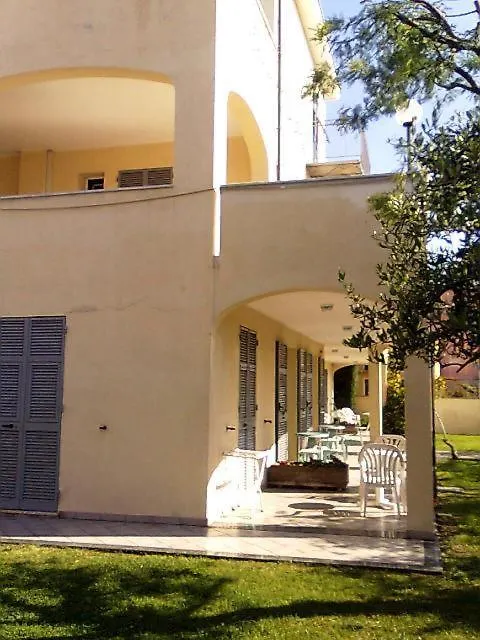 Residence Villa Carmen Fronte Mare A 50 Mt Pietra Ligure 3*,
