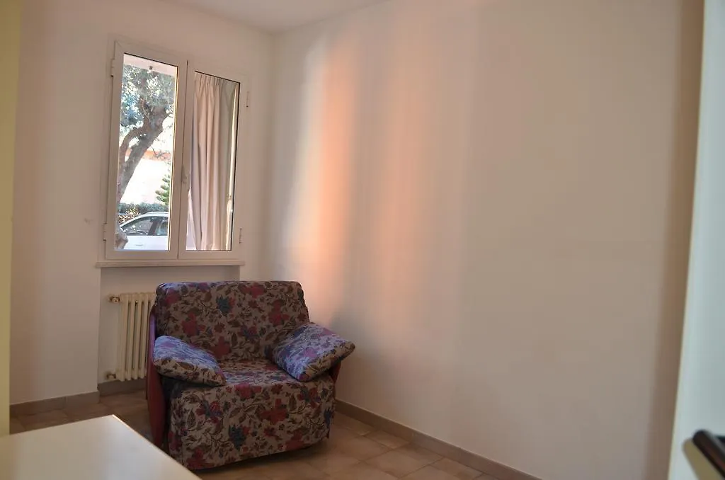 Aparthotel Residence Villa Carmen Fronte Mare A 50 Mt Pietra Ligure