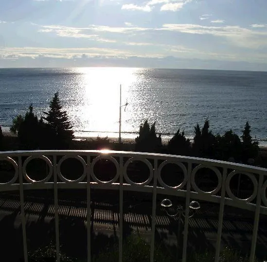 Residence Villa Carmen Fronte Mare A 50 Mt Pietra Ligure