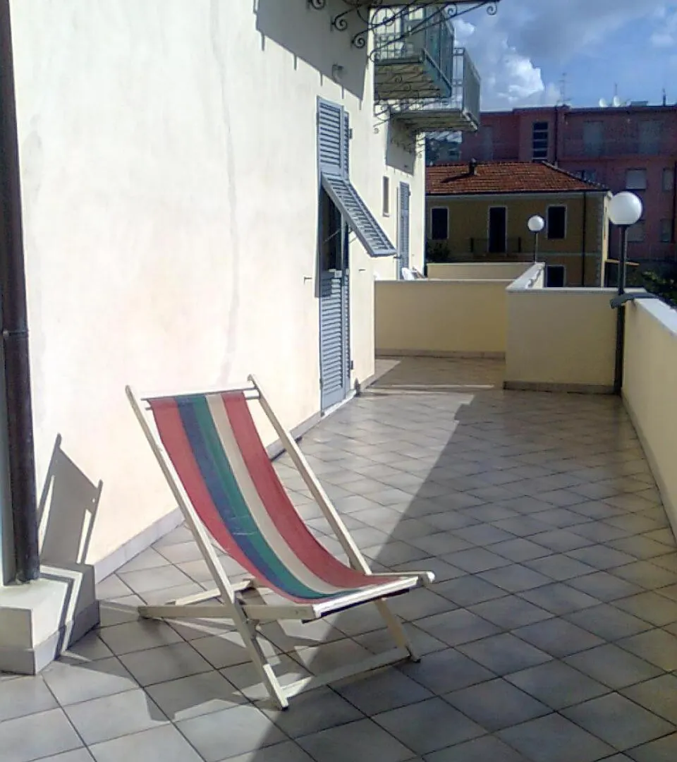Residence Villa Carmen Fronte Mare A 50 Mt Pietra Ligure