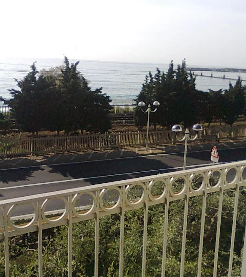 Aparthotel Residence Villa Carmen Fronte Mare A 50 Mt Pietra Ligure