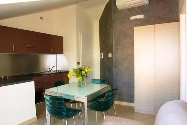 Residence Villa Carmen Fronte Mare A 50 Mt Pietra Ligure
