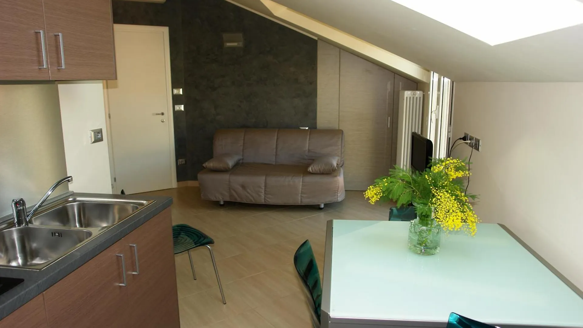 Residence Villa Carmen Fronte Mare A 50 Mt Pietra Ligure