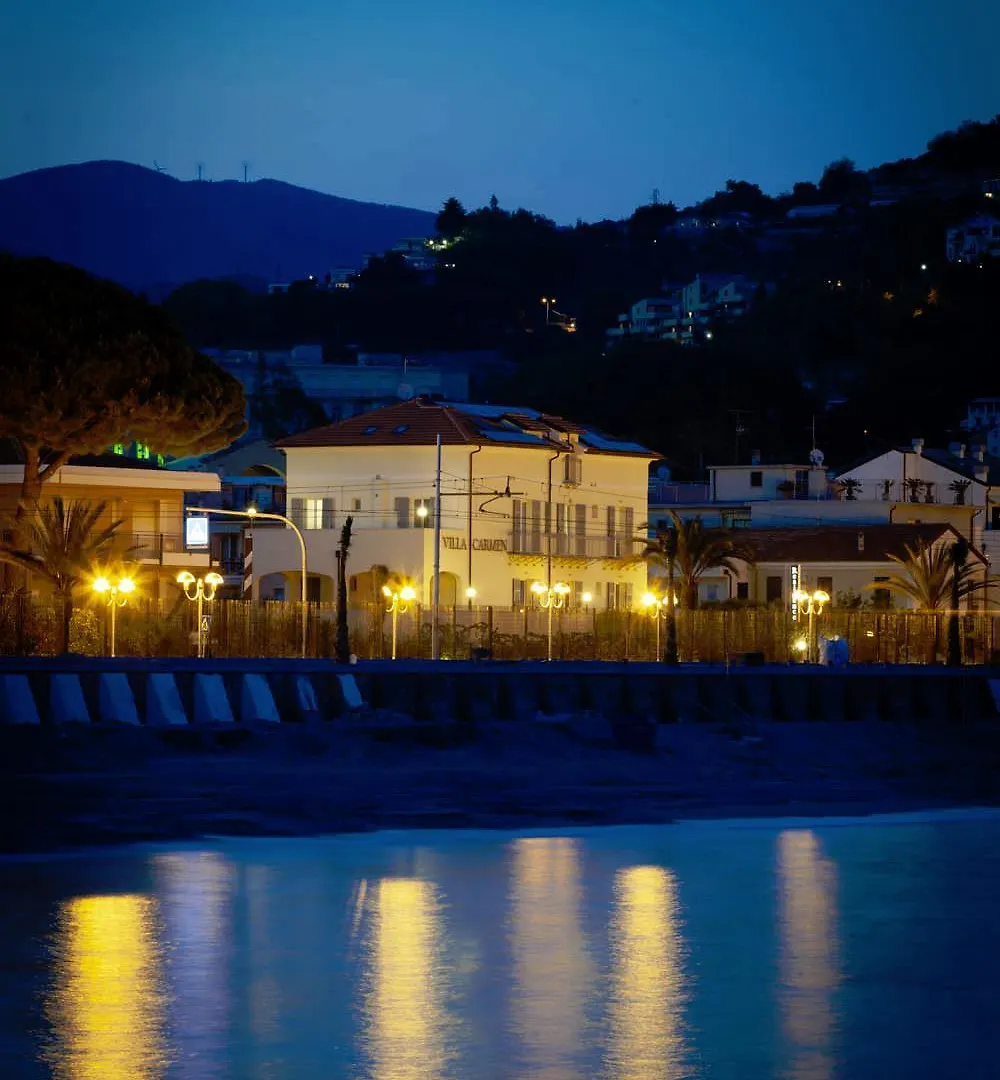 *** Aparthotel Residence Villa Carmen Fronte Mare A 50 Mt Pietra Ligure Italië
