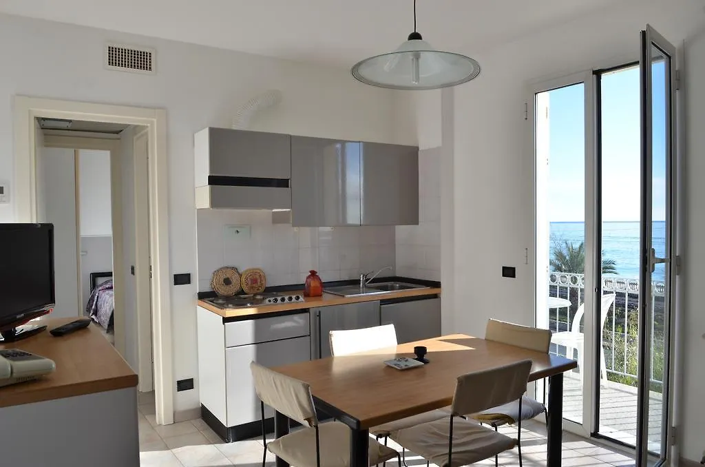 Aparthotel Residence Villa Carmen Fronte Mare A 50 Mt Pietra Ligure