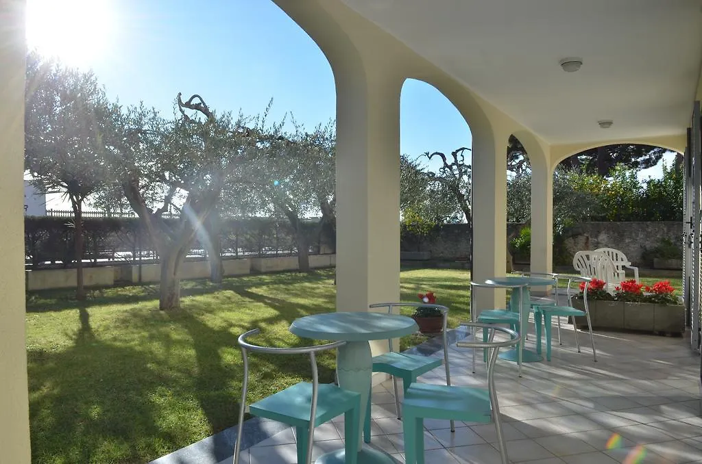 Residence Villa Carmen Fronte Mare A 50 Mt Pietra Ligure 3*,  Italië