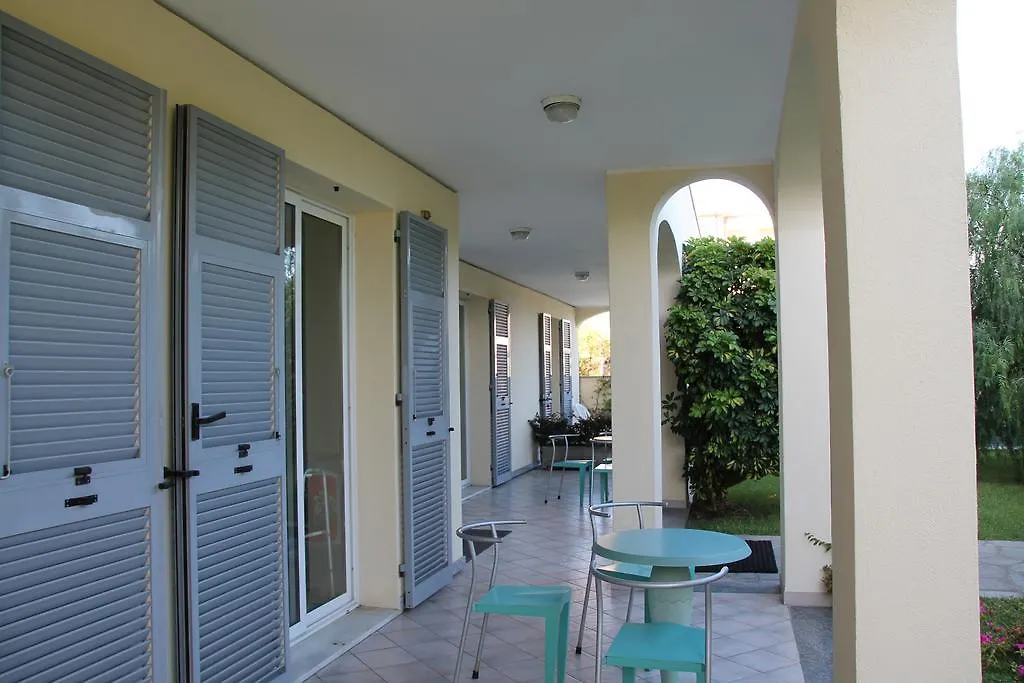 Residence Villa Carmen Fronte Mare A 50 Mt Pietra Ligure