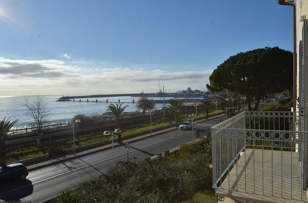 Residence Villa Carmen Fronte Mare A 50 Mt Pietra Ligure