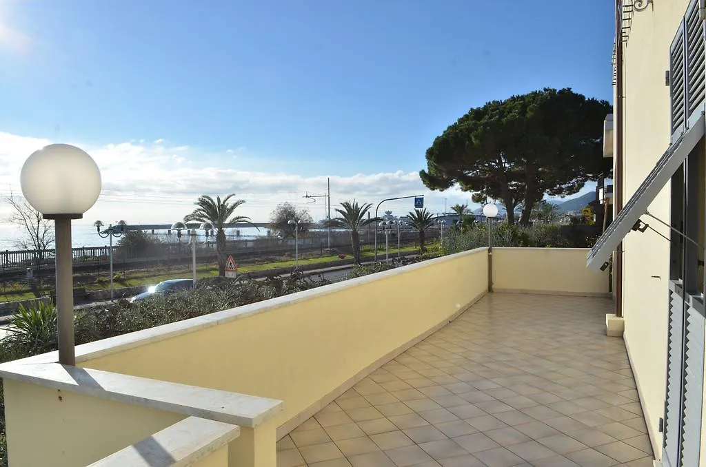 Residence Villa Carmen Fronte Mare A 50 Mt Pietra Ligure Aparthotel