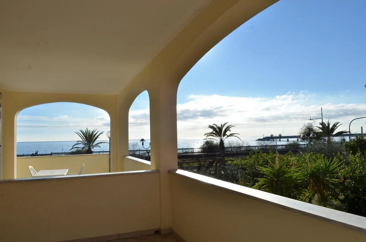 Aparthotel Residence Villa Carmen Fronte Mare A 50 Mt Pietra Ligure